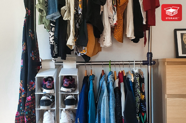 organizacja szafy, jak zrobić miejsce na ubrania, gdzie przechować ubrania, jak przechować ubrania, jak przechowac ubrania w małym mieszkaniu