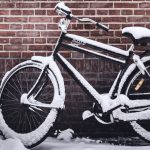 Nie masz pomysłu na przechowywanie roweru poza sezonem? Sprawdź jakie rozwiązania są warte uwagi, a których lepiej unikać