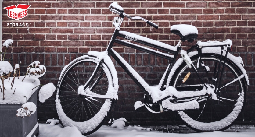 Nie masz pomysłu na przechowywanie roweru poza sezonem? Sprawdź jakie rozwiązania są warte uwagi, a których lepiej unikać